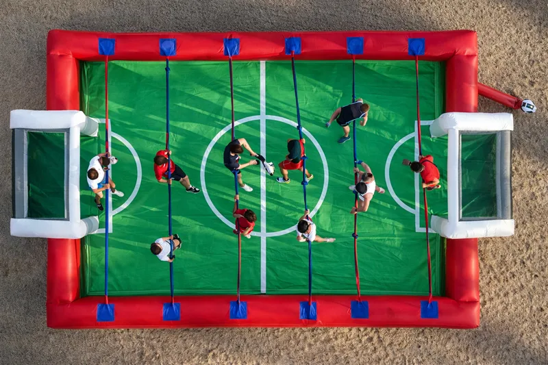Futbolín humano hinchable para alquiler en Málaga ideal para eventos y team building